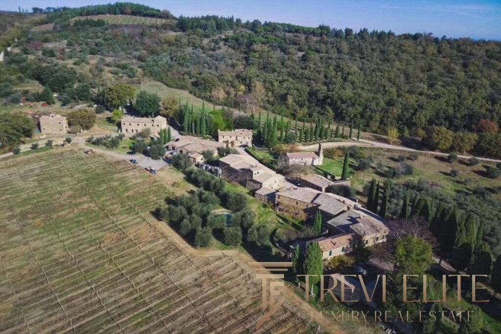 Уединенное итальянское селение среди холмов с живописной природой и виноградниками, элитная недвижимость, роскошные виллы и окружение для ценителей высококлассной загородной жизни.