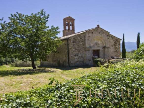Уникальная старинная церковь на зеленом фоне, окруженная деревьями и кустарниками, в живописной сельской местности. Идеальное место для любителей истории и природы.
