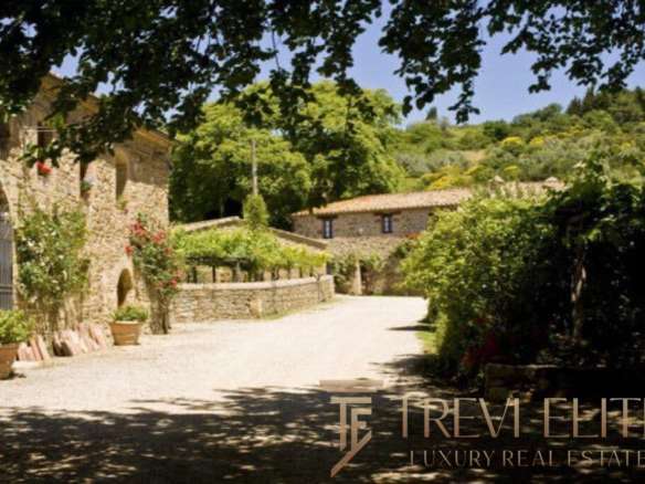 Историческая усадьба в итальянском стиле с живописным окружением и уютным внутренним двором, идеально подходящая для элитной недвижимости и роскошной жизни.