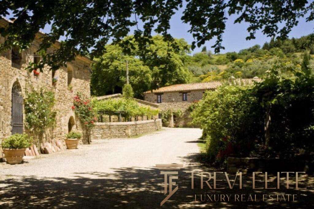 Историческая усадьба в итальянском стиле с живописным окружением и уютным внутренним двором, идеально подходящая для элитной недвижимости и роскошной жизни.