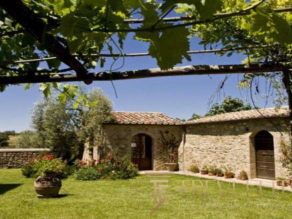 Уютный загородный дом в стиле итальянской архитектуры с каменной отделкой и зеленым садом на заднем дворе. Идеальное место для роскошной жизни и элитных инвестиций за границей.