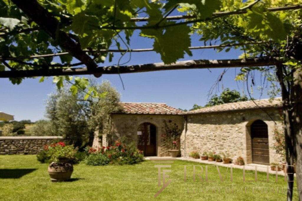 Уютный загородный дом в стиле итальянской архитектуры с каменной отделкой и зеленым садом на заднем дворе. Идеальное место для роскошной жизни и элитных инвестиций за границей.