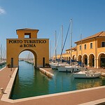 Эксклюзивный порт с яхтами и архитектурой в Италии, зона Porto Turistico di Roma, тема престижных морских районов и элитных объектов.