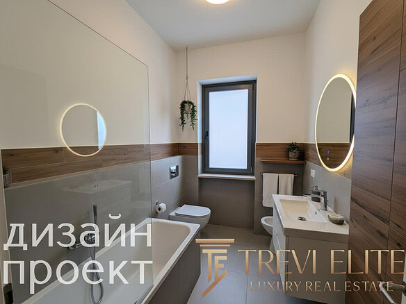 современный стиль ванной комнаты с белой сантехникой и деревянными панелями, просторное помещение с окном и зеркалами с подсветкой, дизайн интерьера в эко-стиле для элитной недвижимости.