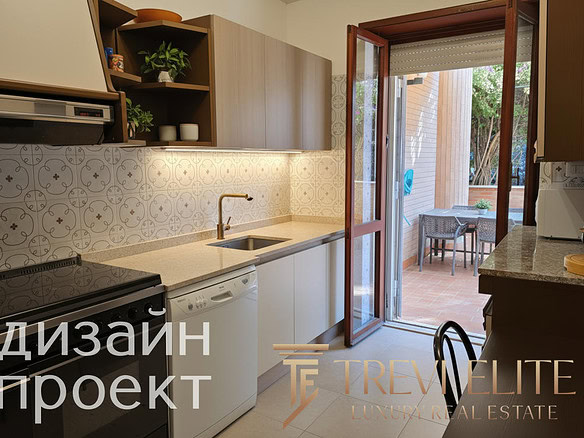 Современная кухня с выходом на уютную террасу, оборудованную для отдыха и обедов на свежем воздухе, светлые кухонные фасады и стильное оформление создают приятную атмосферу.