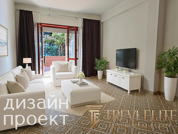 Комфортная гостиная с большими окнами, светлой отделкой и современным интерьером, идеально подходящая для отдыха и встреч с семьей.