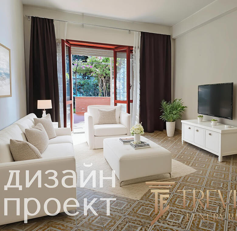 Комфортная гостиная с большими окнами, светлой отделкой и современным интерьером, идеально подходящая для отдыха и встреч с семьей.