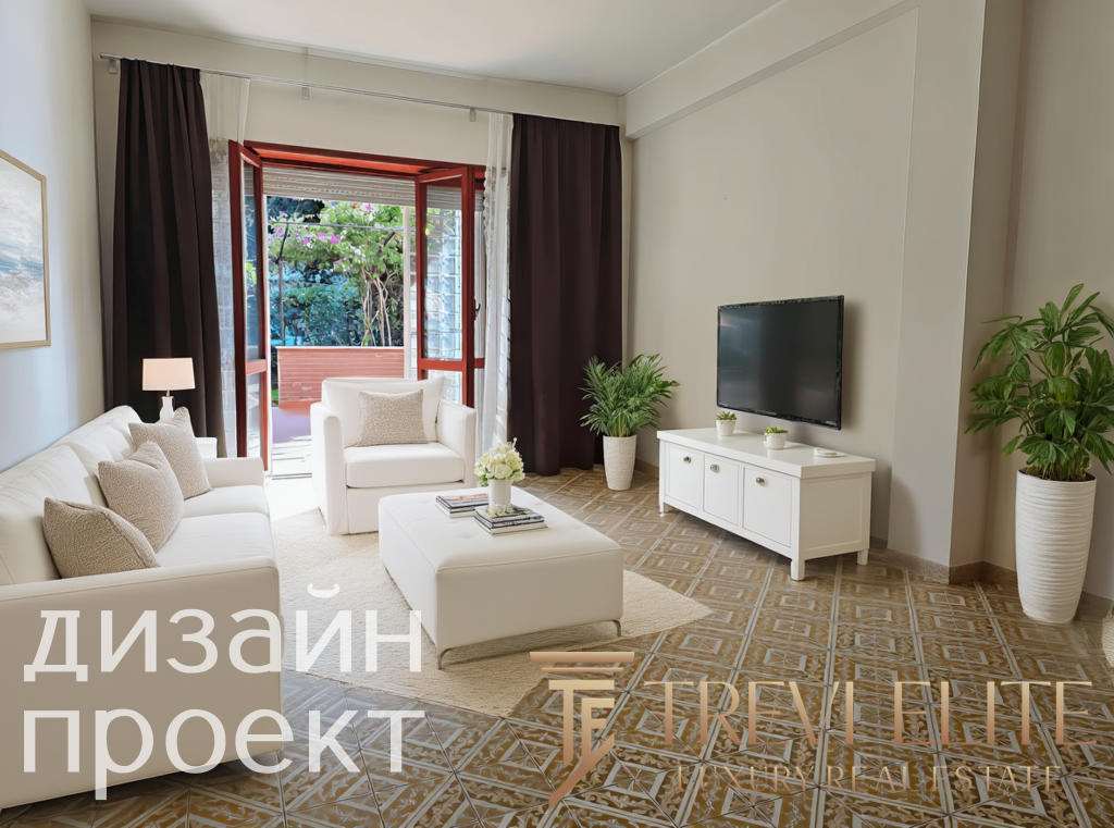 Комфортная гостиная с большими окнами, светлой отделкой и современным интерьером, идеально подходящая для отдыха и встреч с семьей.