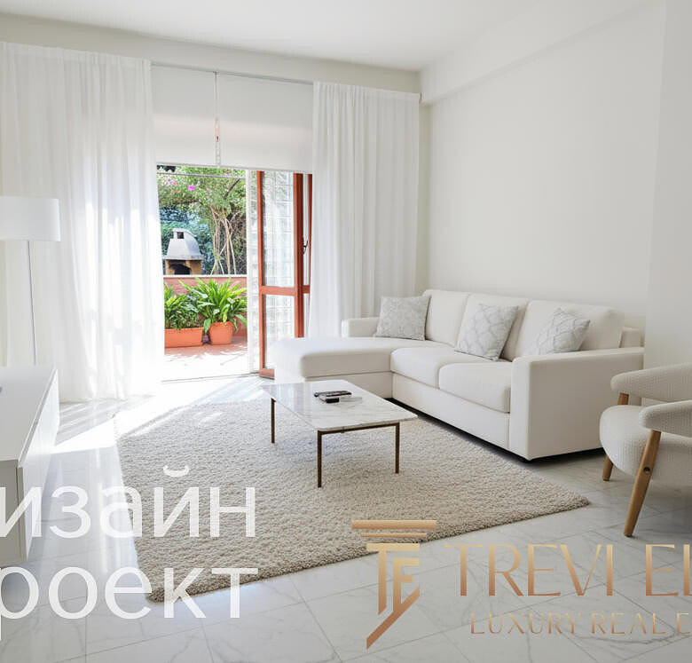 Современная светлая гостиная с белой мебелью и большим окном, выходящим на балкон с зеленью, идеальное решение для уютного домашнего интерьера.