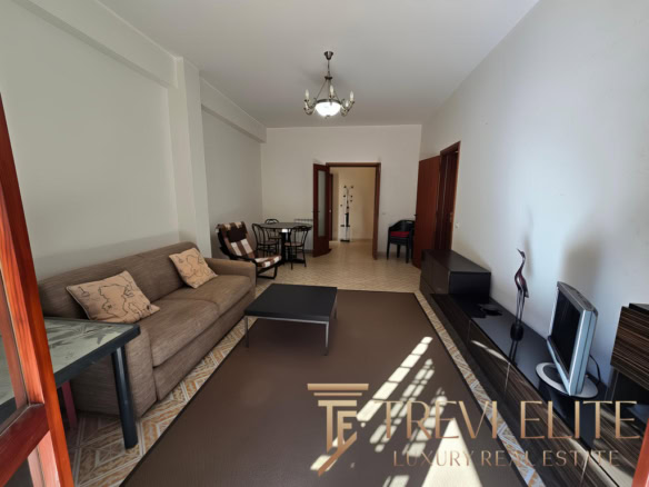 Современная гостиная с уютным диваном, телевизором и просторной зоной для отдыха и развлечений, светлым интерьером и стильным декором, идеальная для комфортного проживания.