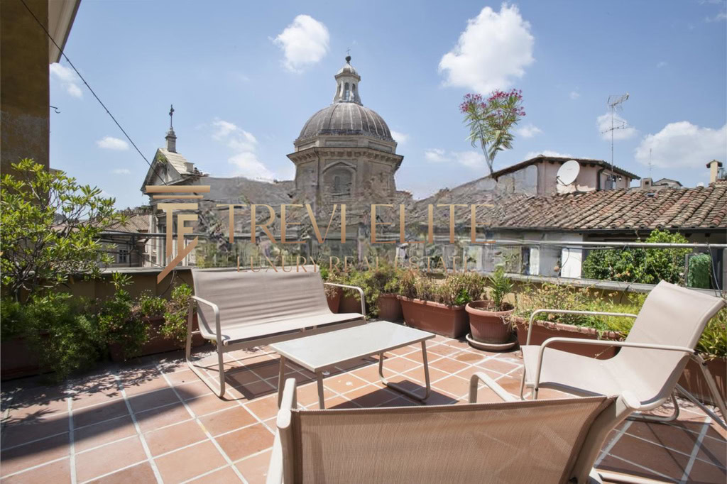 kvartira okolo kolizeya s terrasoy (26)