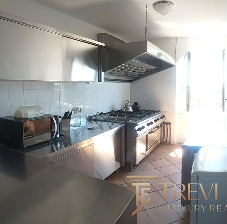 villa s bassejnom ryadom s peschanym plyazhem (11)