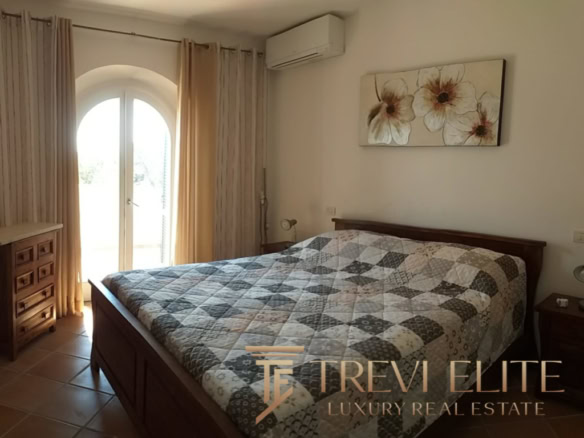 villa s bassejnom ryadom s peschanym plyazhem (15)