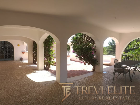 villa s bassejnom ryadom s peschanym plyazhem (16)