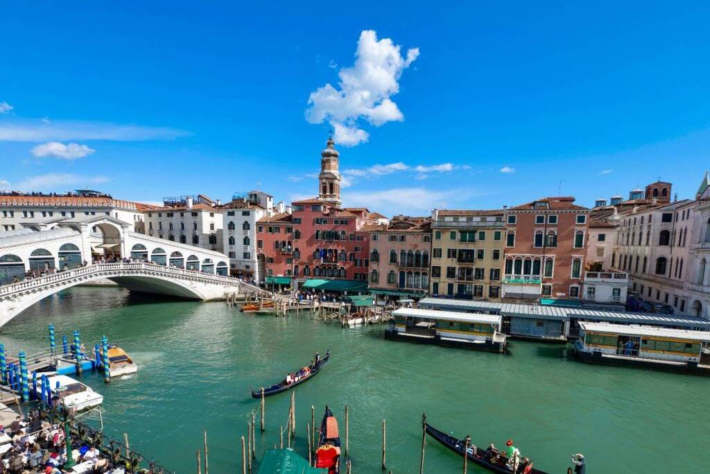 kvartira v venezii s vidom na kanal kvartira v venezii s vidom na kanal