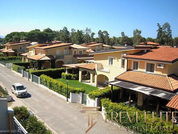 Изысканные таунхаусы в жилом комплексе с ухоженной территорией и зеленым ландшафтом, подходит для комфортной жизни и инвестиций в недвижимость.