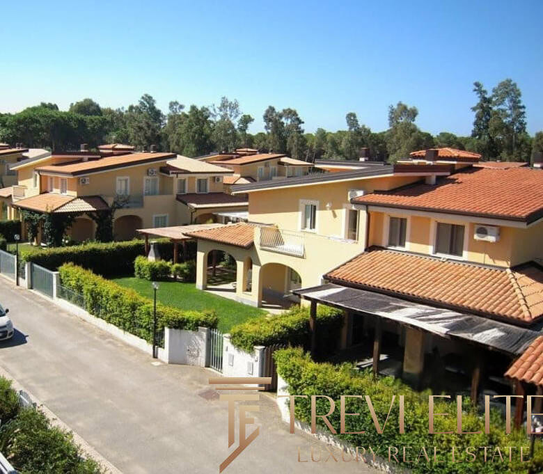 Изысканные таунхаусы в жилом комплексе с ухоженной территорией и зеленым ландшафтом, подходит для комфортной жизни и инвестиций в недвижимость.