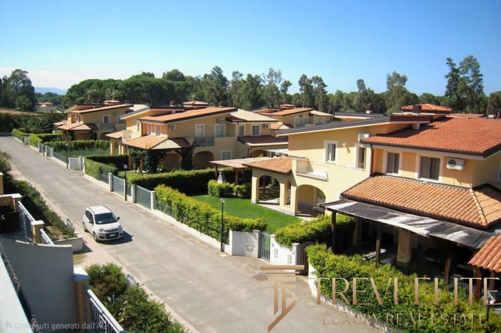 Изысканные таунхаусы в жилом комплексе с ухоженной территорией и зеленым ландшафтом, подходит для комфортной жизни и инвестиций в недвижимость.