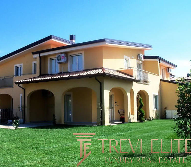 Элитное жилое здание в роскошной застройке, пример стильного и уютного дома в Треви Элит.