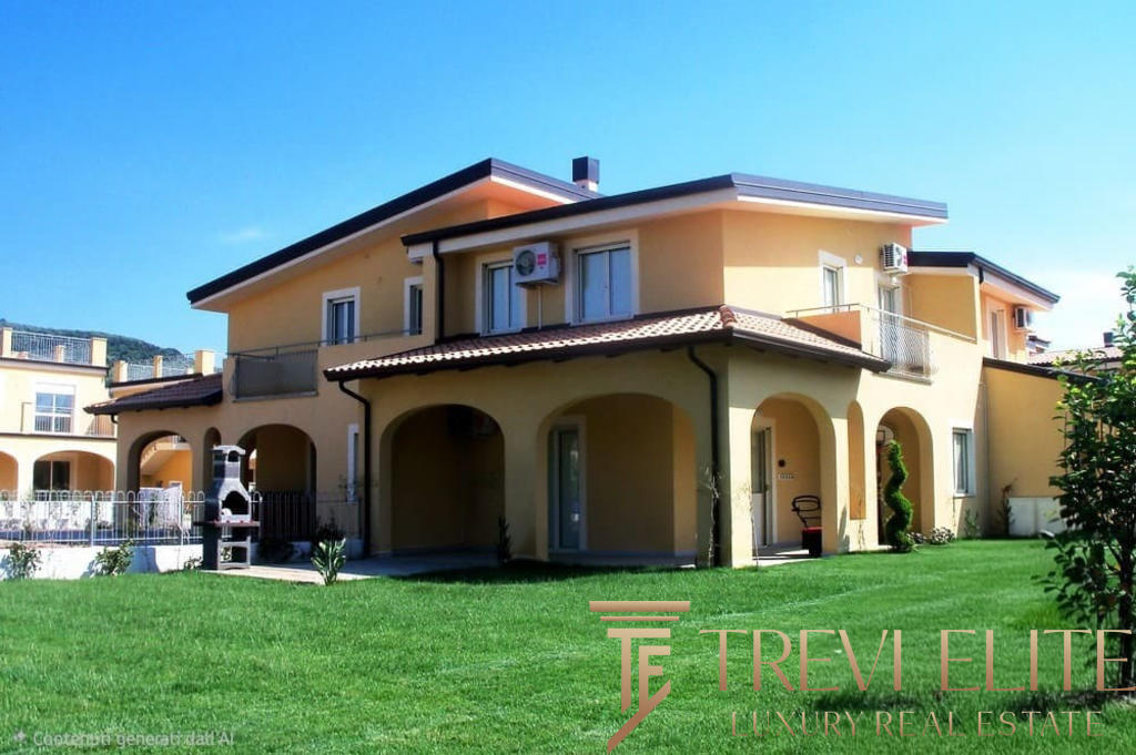 Элитное жилое здание в роскошной застройке, пример стильного и уютного дома в Треви Элит.