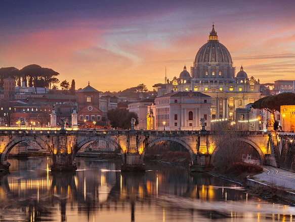 1. Панорама Рима на закате с видом на собор святого Петра и мост через Тибр, освещённый вечером, создавая атмосферу классической итальянской красоты.
