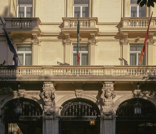 Высококачественное изображение фасада роскошного здания с декоративными элементами и балконами, отображающее архитектурный стиль элитной недвижимости.