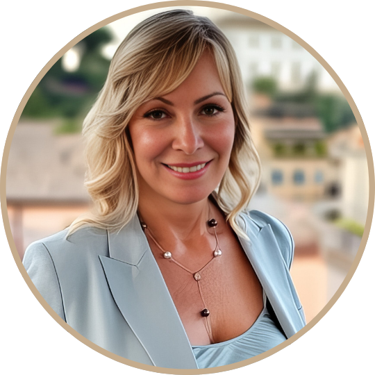 Светлая женщина в деловом костюме на фоне городской застройки, специалист агентства недвижимости Треви Элит.