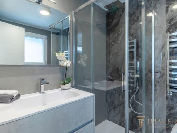 villa axa bathroom 1