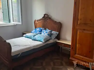 Классическая спальня с резной деревянной кроватью и шкафом, геометрический паркет