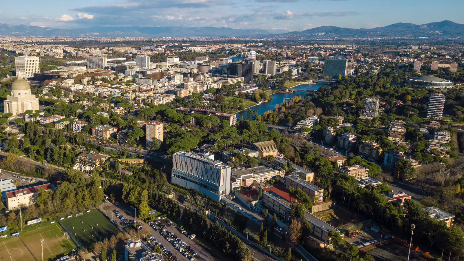 Панорама квартала EUR в Риме с базиликой Святых Петра и Павла и озером